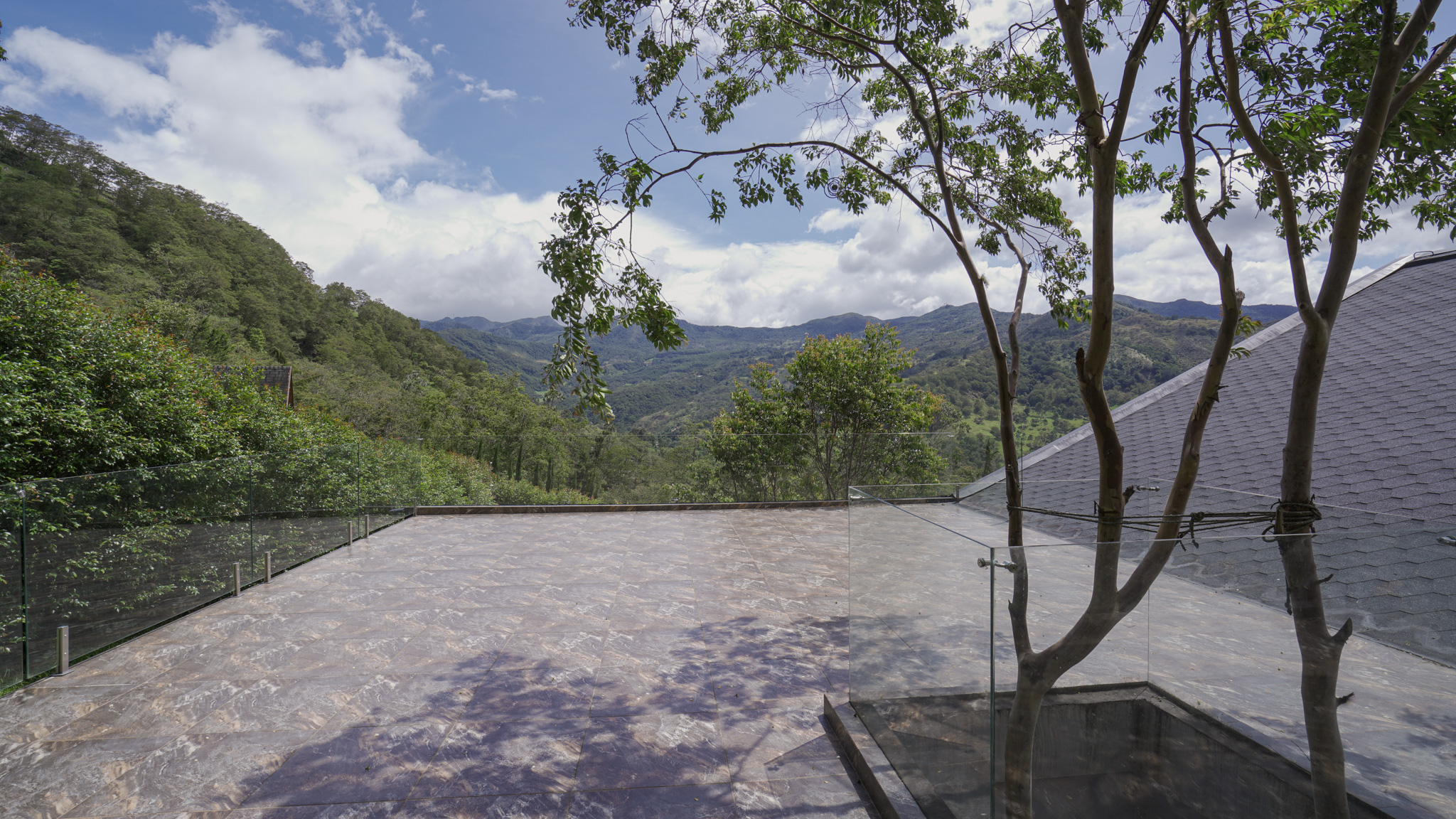 La terraza del árbol de Casa Colina y su paisaje de montaña