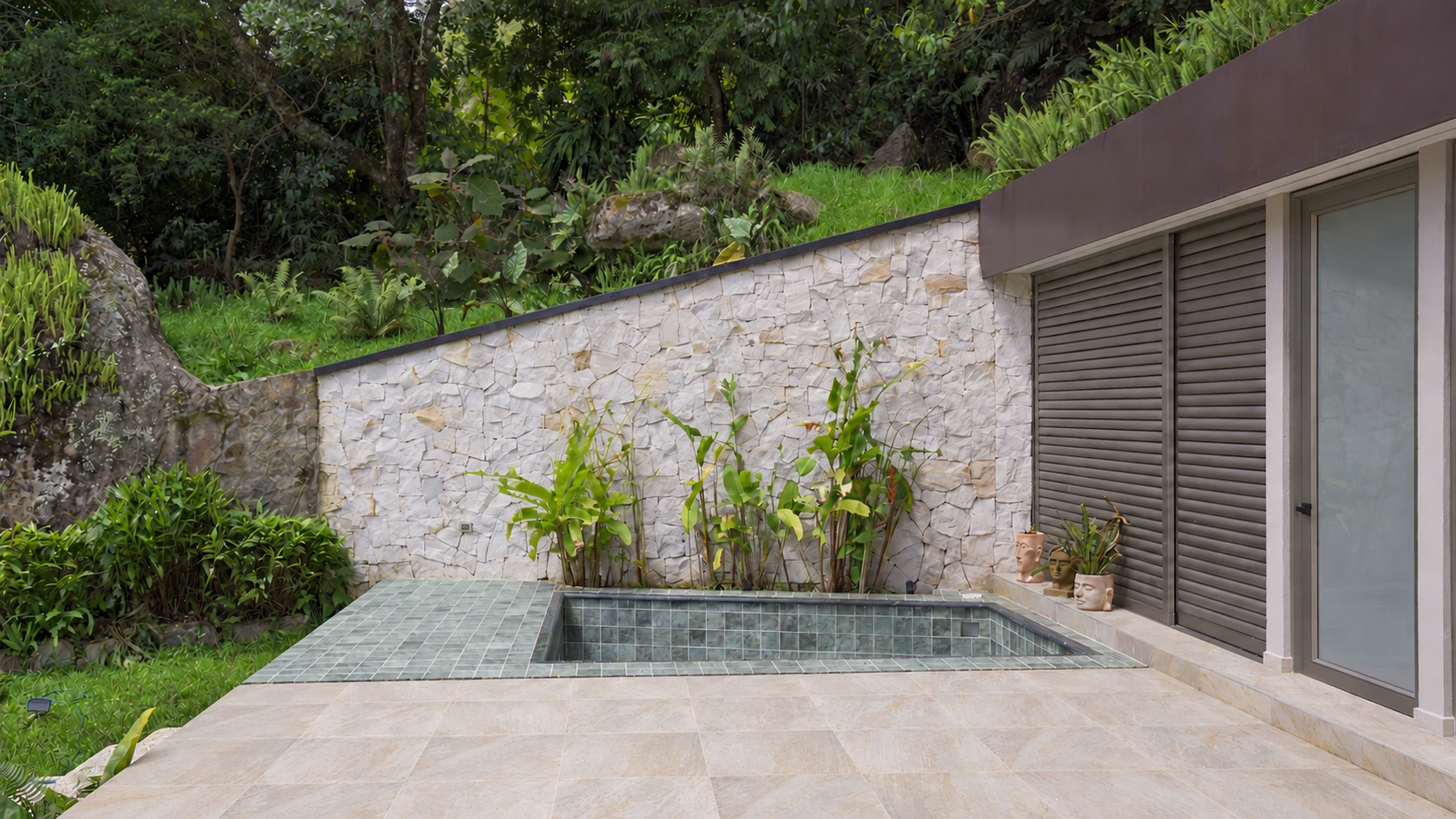 Jacuzzi exterior junto al muro de piedra
