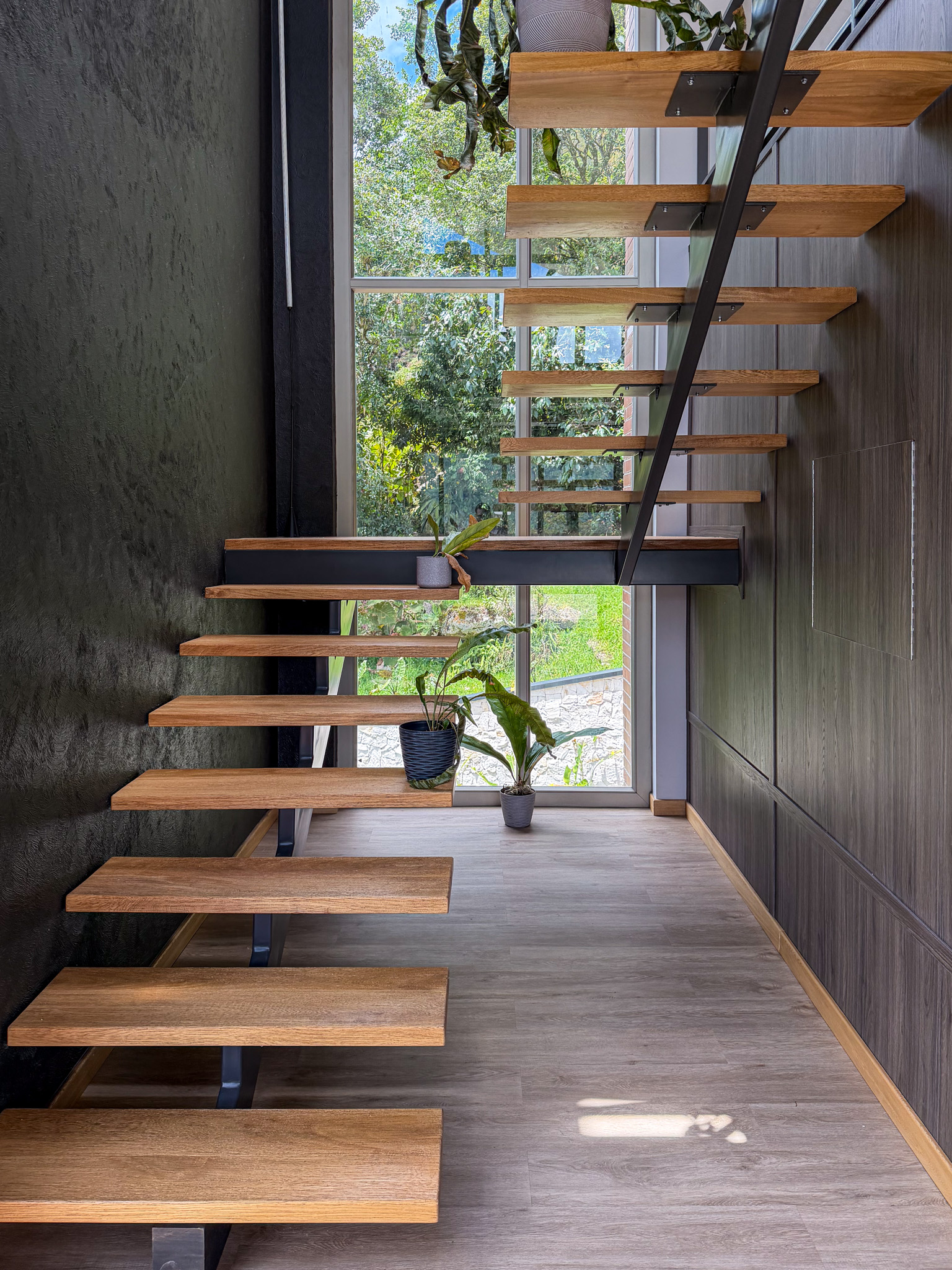 Escalera de madera y estructura metálica